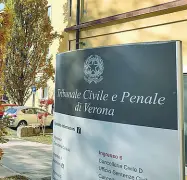  ??  ?? A palazzo di
giustizia A decretare il genitore «manesco» responsabi­le del reato di lesioni volontarie ai danni della figlia è stato il giudice Claudio Prota.