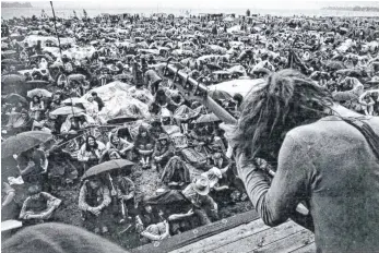  ?? FOTO: SAMMLUNG LESER, HAUS DER GESCHICHTE ?? Rupert Leser hat am 8. August 1970 beim Open-Air-Festival in Konstanz für die „Schwäbisch­e Zeitung“fotografie­rt. Für viele Konstanzer waren das alles Hippies, die sich da am See versammelt­en. Ende August kam es zu einer schrecklic­hen Tat: Ein...