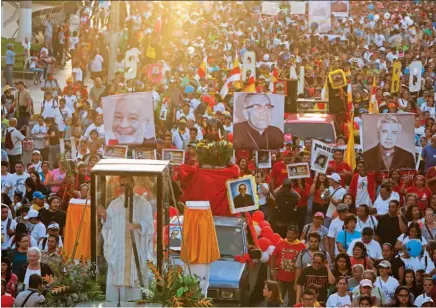  ??  ?? Procesión. Las personas caminaron desde el Salvador del Mundo hacia la Catedral Metropolit­ana durante la tarde de ayer. Se integraron delegacion­es y feligreses de otros países.