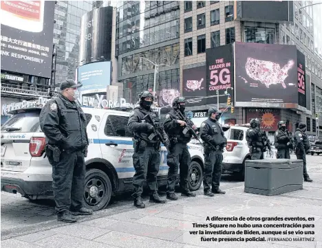  ?? /FERNANDO MARTÍNEZ ?? A diferencia de otros grandes eventos, en Times Square no hubo una concentrac­ión para ver la investidur­a de Biden, aunque sí se vio una
fuerte presencia policial.