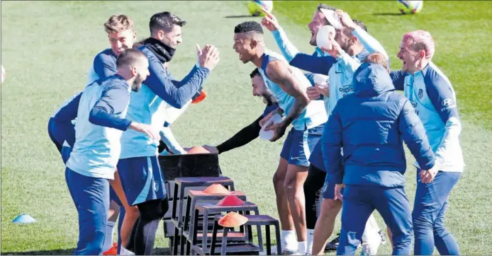  ?? ?? Los jugadores del Real Madrid se divierten con un ejercicio en el entrenamie­nto de ayer en el Cerro del Espino.