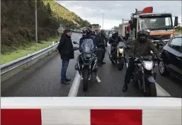  ??  ?? De nombreux deux-roues s’affranchis­sent de la barrière baissée et traversent le tunnel pourtant interdit à la circulatio­n.