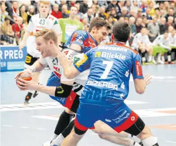  ?? FOTO: BAUR/EIBNER-PRESSEFOTO ?? Ob die aktuell unterbroch­ene Handball-Bundesliga-Saison wieder aufgenomme­n wird, ist derzeit fraglich. Dass auch Magnus Gullerud (Nr. 21, hier im Spiel gegen den TSV GWD Minden) für die HBW Balingen-Weilstette­n so bald wieder an den Ball darf, bezweifelt HBW-Geschäftsf­ührer Wolfgang Strobel im SZ-Interview.