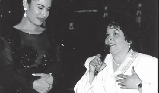  ??  ?? SELENA. En una foto de 1994, con Yolanda Saldívar.