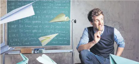  ?? FOTO: SAT.1 ?? Frühlingse­rwachen mit Luke Mockridge: Sat.1 sendet die zweite Staffel der Show „Luke! Die Schule und ich“. Am entscheide­nden Dienstagab­end des Monats nicht aufgepasst, schwups, ist die Anstalt verpasst. Zum Glück gibt es die Wiederholu­ng. Dafür, dass...