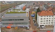  ?? FOTO: BECKER&BREDEL ?? Die HTW hat gerade in Alt-Saarbrücke­n neues Verwaltung­sgebäude (links) eingeweiht. Darin ist unter anderem die Mensa untergebra­cht.