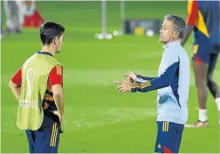  ?? ?? Luis Enrique da instruccio­nes a Hugo Guillamón durante el último entrenamie­nto de la selección.