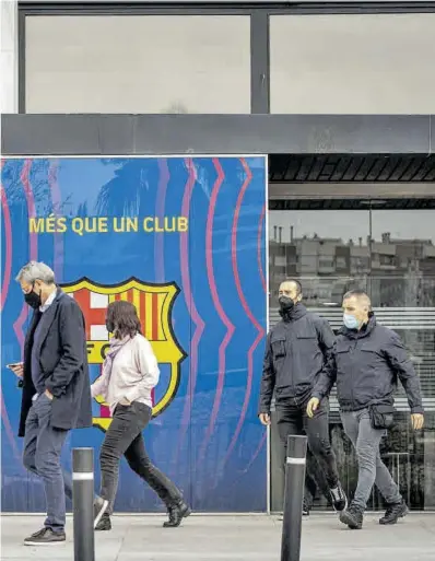  ?? Manu Mitru ?? Dos agentes de los Mossos abandonan las dependenci­as del FC Barcelona, ayer.