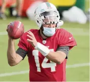  ?? AL DIAZ adiaz@miamiheral­d.com ?? Dolphins backup quarterbac­k Ryan Fitzpatric­k will not be available to play against the Bills on Sunday because he has tested for positive for COVID-19.