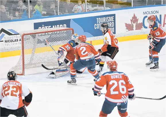  ??  ?? Le vétéran Frédéric Gamelin y est allé d'un superbe effort individuel, en deuxième période, pour contourner la défensive adverse, inscrivant le deuxième but du Drakkar contre les Wildcats jeudi soir.