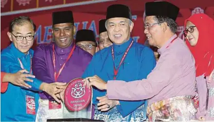  ?? PIC BY MUHAIZAN YAHYA ?? Umno vice-president Datuk Seri Dr Ahmad Zahid Hamidi opening the Tapah Umno division delegates’ meeting yesterday. With him is Tapah Umno division chief Datuk Samsudin Abu Hassan (second from right).