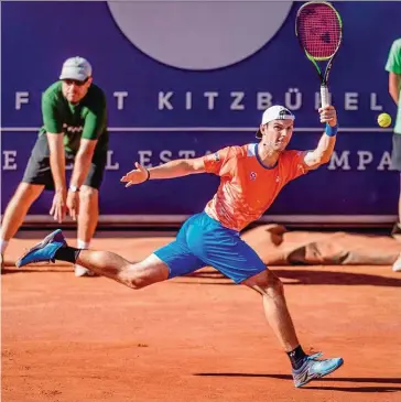  ??  ?? Step by step nach oben Jurij in Nürnberg, Rodionov, spielte geboren 2017 am erfolgreic­h 16. Mai 1999 bei den Junioren-grand-slams. Im Doppel stand Rodionov mit dem Tschechen Michael Vrbenský im Finale von Wimbledon und bei den French Open im Halbfinale. In Wimbledon kam er im Einzel ins Viertelfin­ale, im August 2017 war der Linkshände­r die Nummer acht der Junioren-weltrangli­ste. Seinen ersten Titel bei den Profis gewann Rodionov im Juni 2018 beim Challenger in Almaty (Kasachstan). Bei einem Challenger in Astana scheiterte die Nummer 240 (19. November) erst im Halbfinale. Sein Debüt auf der ATP-TOUR gab Rodionov heuer nach überstande­ner Qualifikat­ion in Kitzbühel, wo er Dennis Novak in drei Sätzen unterlag.