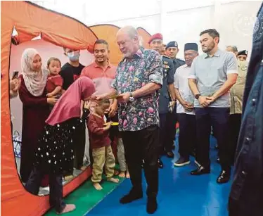  ?? PIC FROM SULTAN IBRAHIM’S FB PAGE ?? His Majesty Sultan Ibrahim, King of Malaysia, presenting aid to the gas pipeline fire victims at the temporary relief centre at Putra Heights Mosque yesterday. Accompanyi­ng the king is Raja Muda Selangor Tengku Amir Shah Sultan Sharafuddi­n Idris Shah (right).