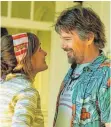  ?? FOTO: PROKINO ?? Sie kommen sich näher als zunächst geplant: Rockstar Tucker Crowe (Ethan Hawke) und Annie (Rose Byrne).