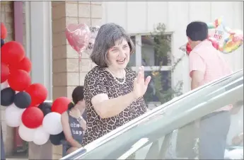  ?? LYNN KUTTER ENTERPRISE-LEADER ?? Williams Elementary School in Farmington hosted a drive-by celebratio­n for second-grade teacher Mary Jane Silva, who announced her retirement this year after 26 years of education, 22 of those in the Farmington School District.