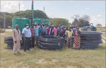  ?? Photo: Contribute­d ?? Ndonga Linena constituen­cy councillor Michael Shiwana Kampota (second from left) and Shitemo farm manager Terence Spyron (fourth from left) with the beneficiar­y community of Shitemo on Monday.