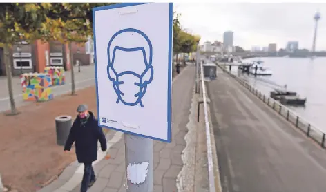  ?? FOTO: ROBERTO PFEIL/DPA ?? Maskenpfli­cht und leere Straßen wie hier am Rheinufer in Düsseldorf sind auch die Perspektiv­e für weite Teile des nächsten Jahres.