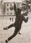  ?? Archivrepr­o ben ?? TSV Keeper Klaus Tauschek 1987 an der Augsburger Straße.