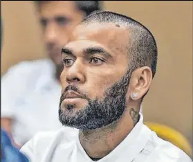  ?? ?? Un delgado y consumido Dani Alves se dejó ver en la audiencia de juzgamient­o.