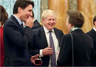  ??  ?? Sorrisi maliziosi
Da sinistra, il premier canadese Justin Trudeau e il britannico Boris Johnson. Di spalle, la principess­a Anna