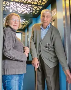  ?? Fotos: Jens Carsten ?? Machen sich Sorgen um den Fahrstuhl in ihrem Wohnheim: die Senioren Magdalena Klein und Karl Bachmann. Sie fordern einen Hilfsservi­ce vor Ort.