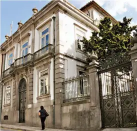  ??  ?? Serviço de Estrangeir­os e Fronteiras no Porto foi alvo de buscas