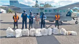  ??  ?? DROGA. Algunos de los fardos estaban cargados con 25 kilos de coca.