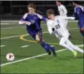  ?? RANDY MEYERS — THE MORNING JOURNAL ?? Bay’s Nolan Sooy and Aurora’s Tevor Lazor race toward a loose ball during the first half.