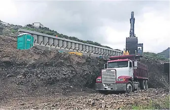  ?? FOTO: EL HERALDO ?? Un muro de 110 metros de longitud es construido para estabiliza­r la falla en la zona.