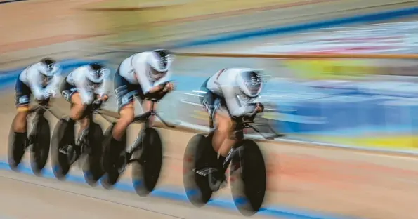  ?? Foto: Sebastian Gollnow, dpa ?? Rasend schnell unterwegs: das deutsche Quartett auf dem Weg zum Olympiasie­g.