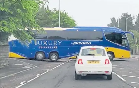  ?? ?? The Johnsons coach was stuck for around two hours on a Dundee street with traffic being directed around it.