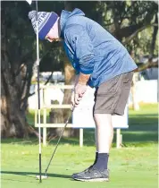  ??  ?? Darren Rae from Narre Warren putts to start with a par on the first hole at Garfield on Saturday morning.