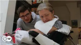  ??  ?? Wartet auf Impftermin: ALS-Patientin Christine Weiler-Kokott mit ihrem Sohn