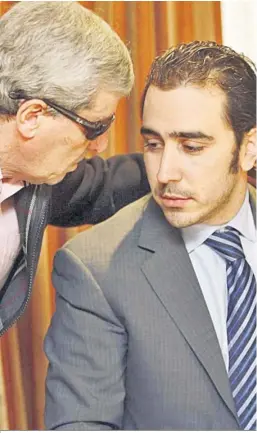  ?? ?? Víctor de Aldama, a la derecha, durante la rueda de prensa en la que se autoprocla­mó dueño del Córdoba en 2009.