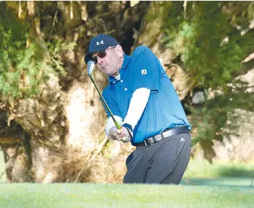  ??  ?? Steve Bird finished with one point on the 10th hole during the stableford competitio­n at Garfield under sunny skies.