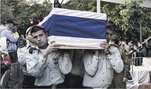  ?? EUROPA PRESS ?? Varios soldados israelís sostienen el féretro de otro combatient­e muerto, ayer en Tel Aviv.