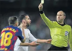  ??  ?? Mateu amonesta a Carvajal y Alba en el último Clásico en el Bernabéu.