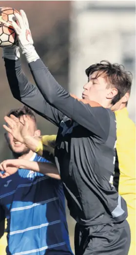  ??  ?? Adrian Šemper Sa 18 godina i osam mjeseci debitirat će za Dinamo u Ligi prvaka, prošle sezone branio je u Ligi prvaka mladih