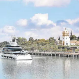  ?? ?? Un crucero arriba al Muelle Delicias del Puerto de Sevilla // J. M. SERRANO