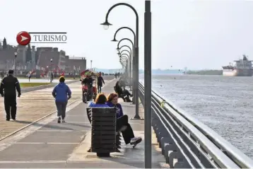  ??  ?? Un tramo del paseo de la costanera. Al lado, Fede deja atrás Rosario camino a las islas del Viejo Paraná.