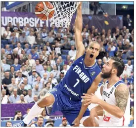  ?? (Photo AFP) ?? Faux départ pour l’équipe de France, battue hier soir - après prolongati­on par des Finlandais euphorique­s à domicile.