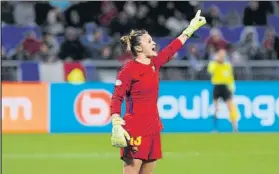  ?? FOTO: FCB ?? Sandra Paños, la mejor del partido del Barça, dando instruccio­nes a su equipo