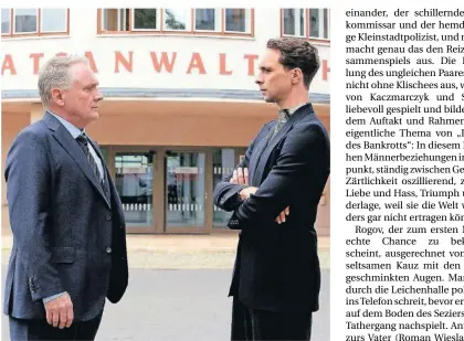  ?? FOTO: VOLKER ROLOFF/RBB/DPA ?? Kriminalha­uptkommiss­ar Vincent Ross (André Kaczmarczy­k, rechts) befragt Insolvenzv­erwalter Udo Schick (Bernhard Schir).