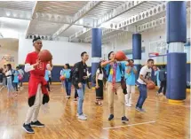  ?? GILANG/ZETIZEN TEAM ?? KUNJUNGAN: Foto kiri, para Alpha Zetizen 2017 mendapatka­n kesempatan untuk bermain basket di lapangan DBL Academy. Tim Zetizen, Ceisilia Ayu dan Afrieza Zaki, menyambut kedatangan 170 Alpha Zetizen dari 34 provinsi di ruang redaksi Jawa Pos.