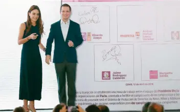  ??  ?? Acompañado por su esposa Carolina Martínez, el candidato presidenci­al de la coalición Por México al Frente, Ricardo Anaya, firmó el Pacto por la Primera Infancia, impulsado por más de 300 organizaci­ones civiles.