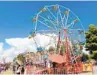  ?? MICHAEL BALDAUF ?? Visitors enjoy a spin on the Ferris wheel and other rides.