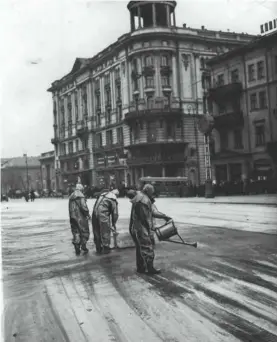  ??  ?? Pokaz obrony przeciwlot­niczo-gazowej przed hotelem Bristol. Marzec 1939