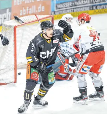  ?? FOTO: FELIX KÄSTLE ?? Zweites Überzahlto­r innerhalb von knapp zwei Minuten für die Towerstars: Olivier Hinse dreht nach seinem Treffer zum 3:0 jubelnd ab.