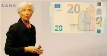  ??  ?? La forza della moneta unica.
REUTERS
La presidente Bce Christine Lagarde firma una banconota da 20 euro