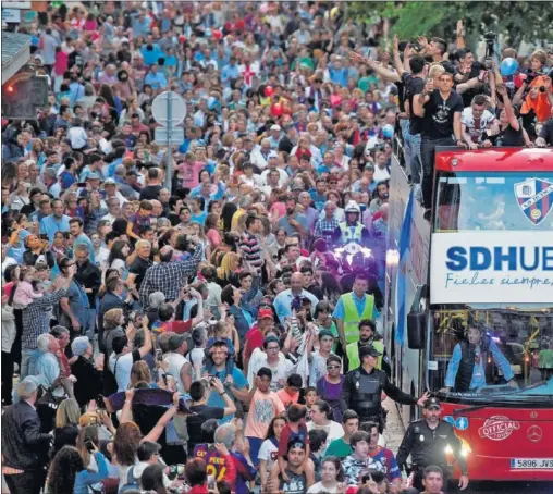  ??  ?? CELEBRACIÓ­N. Huesca vivió ayer uno de los actos más multitudin­arios que ser recuerdan en la capital del altoaragón. Buena parte de los 50.000 habitantes se echaron a la calle para recibir a sus héroes.